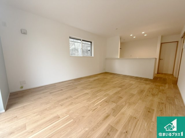 8(土)9(日)現地説明会　富田林市津々山台　ラスト1邸の居間・リビング|太陽の光が差し込むとっても明るいリビング！思わず微笑みたくなる居心地の良さ。家族団らんの時間も増えそうなくつろぎのＬＤＫで、住む人のこだわりを活かすゆとりある空間♪