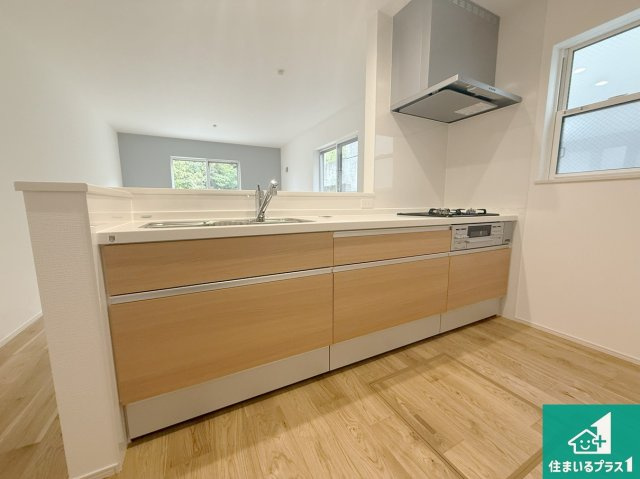 8(土)9(日)現地説明会　富田林市津々山台　ラスト1邸のキッチン|太陽の光が差し込むとっても明るいリビング！思わず微笑みたくなる居心地の良さ。家族団らんの時間も増えそうなくつろぎのＬＤＫで、住む人のこだわりを活かすゆとりある空間♪