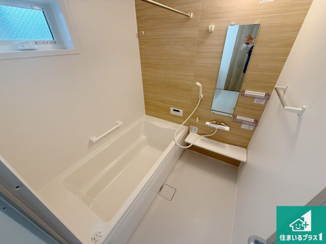 8(土)9(日)現地説明会　富田林市津々山台　ラスト1邸の浴室|足をゆったり伸ばして一日の疲れを癒してくれる浴槽。窓は少し高めに設置することで、外部からの視線も気にならない設計にし、かつ差し込む光が明るく穏やかな雰囲気にしてくれます！