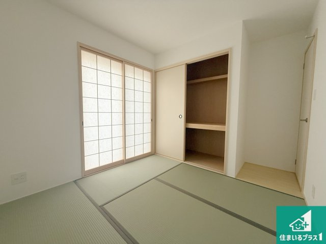 8(土)9(日)現地説明会　富田林市津々山台　ラスト1邸の和室|一室あると便利な和室は客間としてだけでなく、小さなお子様のプレイルームやみんなでお昼寝もいいですね。壁一面のモダンな扉の押し入れもたっぷり収納力！【現地写真】