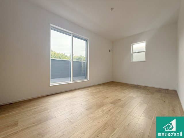 8(土)9(日)現地説明会　富田林市津々山台　ラスト1邸の洋室|寝室は心地よい眠りについてもらいたくて、シンプルでかつ開放的な空間に！大きな窓から差し込む朝日が、すっきりとした目覚めをサポートします。【現地写真】