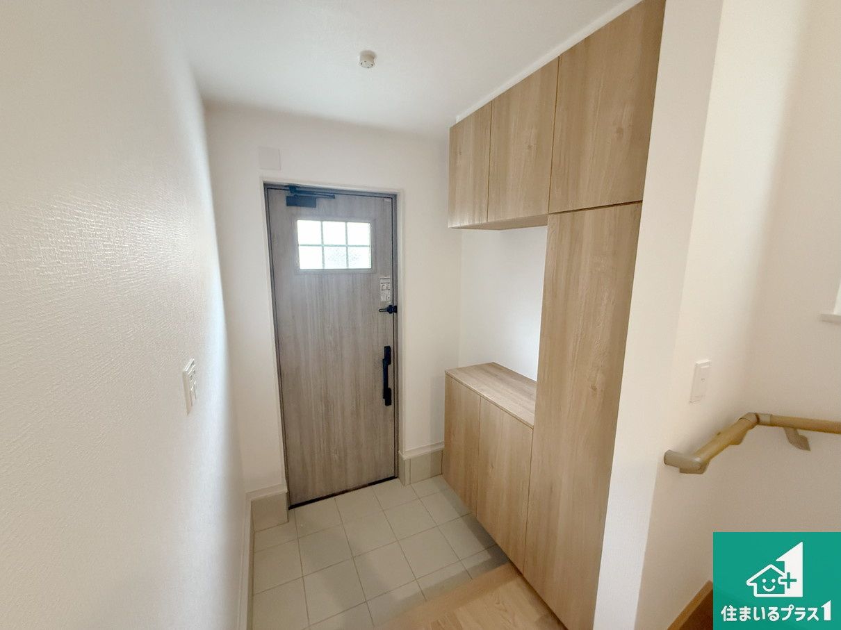 8(土)9(日)現地説明会　富田林市津々山台　ラスト1邸の玄関|大型のシューズＢＯＸにはたくさんの靴が収納できるので玄関周りはいつもスッキリ！【現地写真】