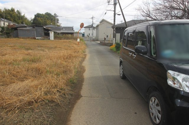 結城市結城の周辺|南側公道を西から