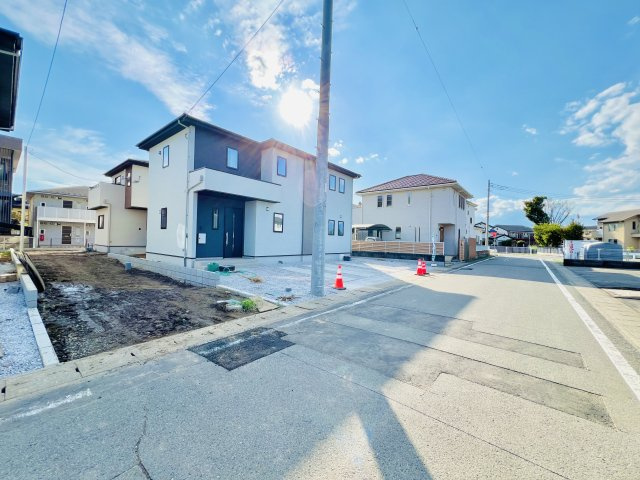 高崎市筑縄町の前面道路含む現地写真|駐車スペース２台可能！前面道路広々で駐車も焦らずできます◎