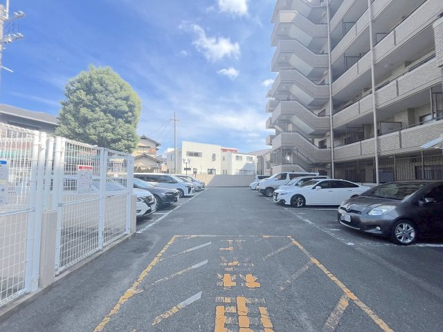 井尻パーク・ホームズの駐車場
