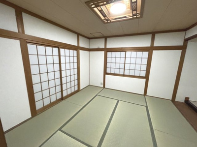 【和室】 | 今熊３丁目　中古一戸建 | 1階の和室は約8帖の広さで、お客さまにもゆったりとくつろいでいただけます♪