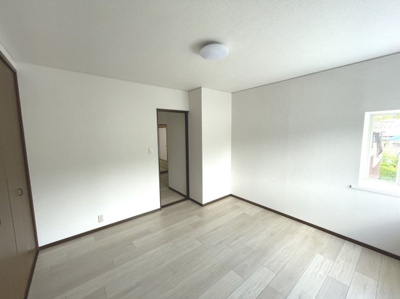 【洋室】 | 今熊３丁目　中古一戸建 | クロス張り替えております♪綺麗な壁紙で部屋が明るく見えて気持ちも明るくなりますね！