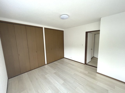 【洋室】 | 今熊３丁目　中古一戸建 | 約7帖の洋室には壁一面を使ったクローゼットが設置されており、たっぷり収納できます♪