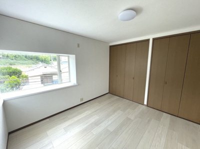 【洋室】 | 今熊３丁目　中古一戸建 | 奥行きのある出窓は開放感があり、インテリアスペースとしても活用できます♪