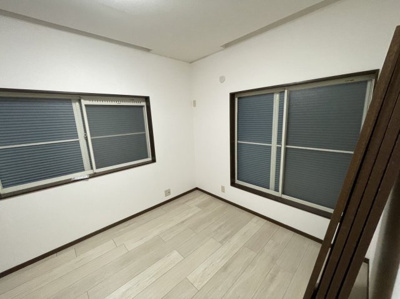 【洋室】 | 今熊３丁目　中古一戸建 | 全居室２面採光ですので、明るく風通しの良い室内に気持ちも明るくなりますね！