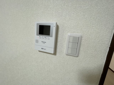 【防犯設備】 | 今熊３丁目　中古一戸建 | 来客時に便利なTVモニター付きインターホン。訪問者が一目でわかります♪