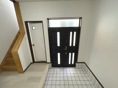 【玄関】 | 今熊３丁目　中古一戸建 | 陽射しが入る明るい玄関でご家族やお客様をお迎えできます♪