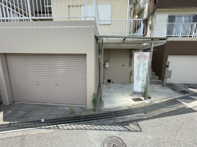 【駐車場】 | 今熊３丁目　中古一戸建 | 愛車を守れるシャッター付きの車庫をお使いいただけます♪