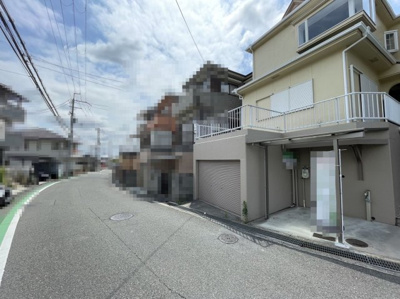 【外観】 | 今熊３丁目　中古一戸建 | 前面道路幅は約5mと広く、開放感がございます♪