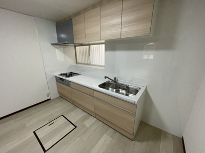 【キッチン】 | 今熊３丁目　中古一戸建 | 【システムキッチン取替済】３口コンロのシステムキッチンでお料理の幅も広がりますね♪