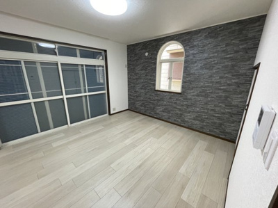 【居間・リビング】 | 今熊３丁目　中古一戸建 | リビングにはアクセントクロスが使用され、おしゃれな空間になっております♪