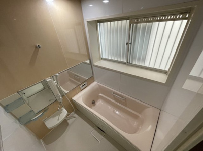 【浴室】 | 今熊３丁目　中古一戸建 | 一坪以上の浴室でのびのび一日の疲れを癒して下さいね！
浴室に窓が付いているので、換気ができて湿気やカビ防止になりますよ！