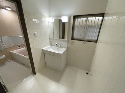 【独立洗面台】 | 今熊３丁目　中古一戸建 | 洗面台新調済！シャワー付き洗面台ですので、寝ぐせ直しもラクラクですね♪