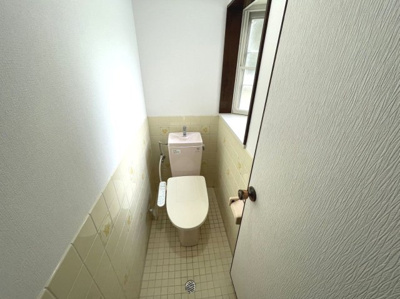 【トイレ】 | 今熊３丁目　中古一戸建 | 【ウォシュレット交換済】トイレ１階と２階の２ヶ所あります！忙しい朝や家族の多いご家庭も安心ですね♪