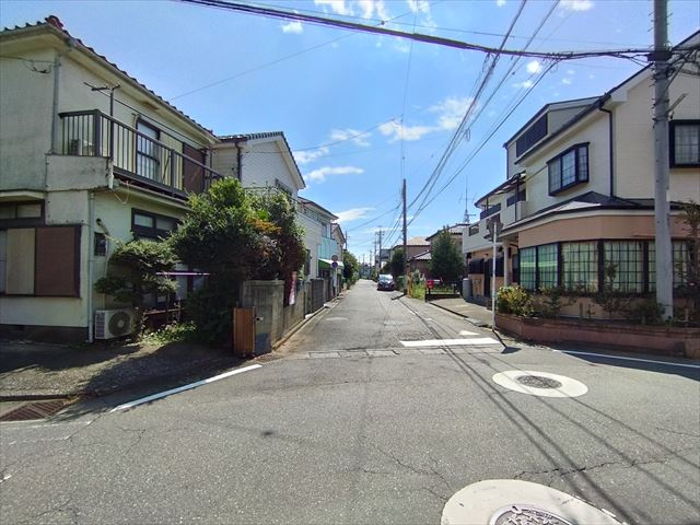 【前面道路含む現地写真】 | 川越市砂新田１丁目　全１区画 | 前面道路６ｍで駐車も楽々