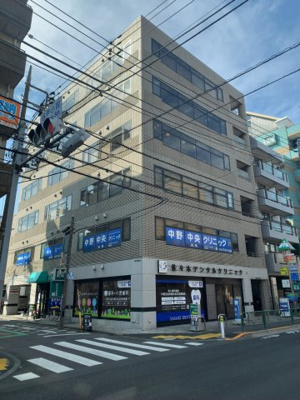 【周辺】 | ジャロックビル | 視認性の良い大久保通り沿いに立地（2025年2月28日撮影）。