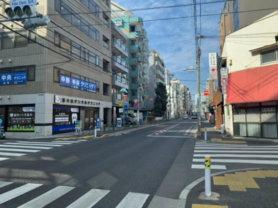 【その他】 | ジャロックビル | 視認性の良い大久保通り沿いに立地（2025年2月28日撮影）。