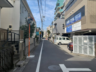 【周辺】 | ジャロックビル | 視認性の良い大久保通り沿いに立地（2025年2月28日撮影）。