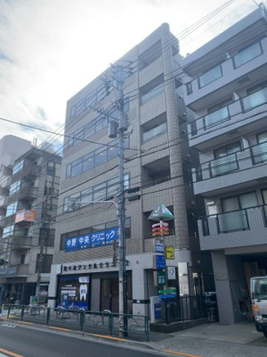 【外観】 | ジャロックビル | 視認性の良い大久保通り沿いに立地（2025年2月28日撮影）。