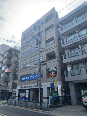 【外観】 | ジャロックビル | 視認性の良い大久保通り沿いに立地（2025年2月28日）。