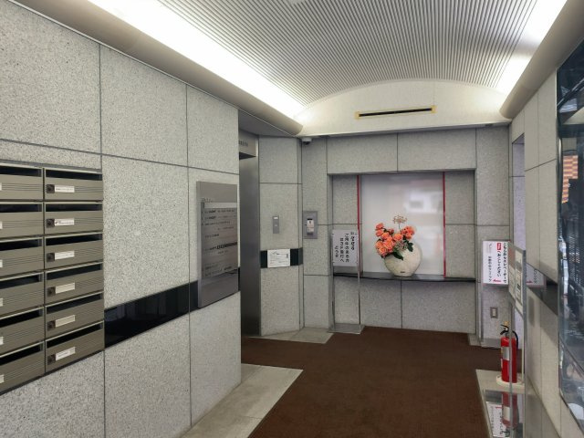 【エントランス】 | ジャロックビル | 清掃の行き届いたエントランス（2025年2月28日）。