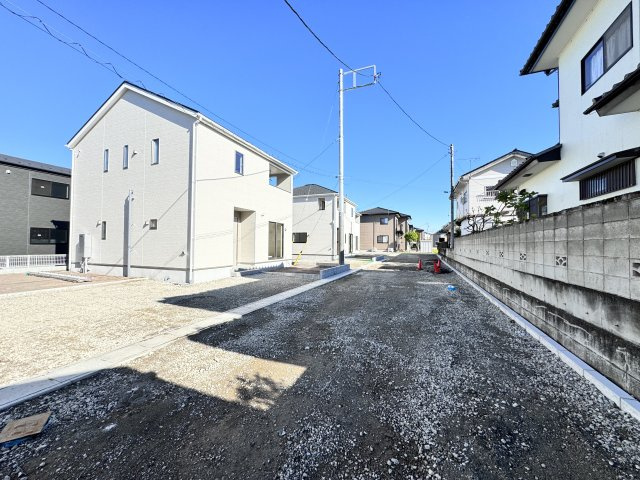 新築　高崎市吉井町下長根第2　クレイドルガーデン　2号棟の前面道路含む現地写真|現地写真　西側接道幅員約5.7ｍ