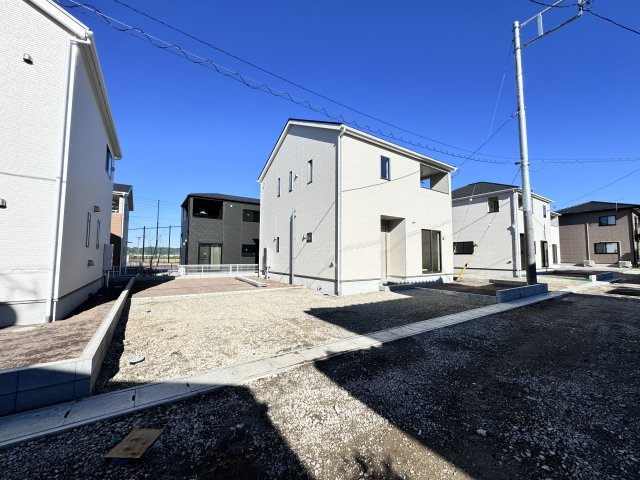 新築　高崎市吉井町下長根第2　クレイドルガーデン　2号棟の駐車場|現地写真　駐車スペースは並列2台分可能です！					
