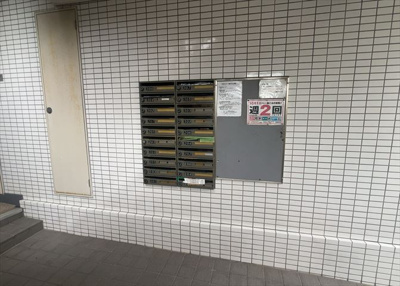 【設備】 | パレ・ドール淵野辺 | エントランス付近に設置されている集合ポストは、住んでいる部屋と離れているため、ポストをあさるなど誰かに何かされていても被害に気づきにくいです。入居する時には他人に特定されにくい番号で鍵をかけましょう！
