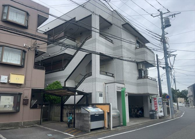 【現況写真】 | パレ・ドール淵野辺 | 道幅が広い場所は日当たりや風通が良好です。幅が広いのですれ違いも可能ですし大きな車でも駐車可能！一方で、大型車が通ることも多くなるため交通量の増加により騒音に繋がります。また土地の値段が高くなります。