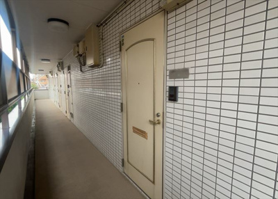 【玄関】 | パレ・ドール淵野辺 | 玄関は家の顔でもあり、家族以外の目にも止まる場所です。玄関は外との間を仕切る扉、靴などをしまっておく収納スペース、靴脱ぎのたたきスペース、来客とのやり取りをするドアホンなど複数のアイテムからなります。