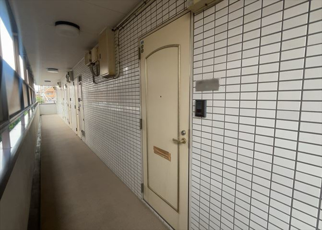 【玄関】 | パレ・ドール淵野辺 | 玄関は家の顔でもあり、家族以外の目にも止まる場所です。玄関は外との間を仕切る扉、靴などをしまっておく収納スペース、靴脱ぎのたたきスペース、来客とのやり取りをするドアホンなど複数のアイテムからなります。