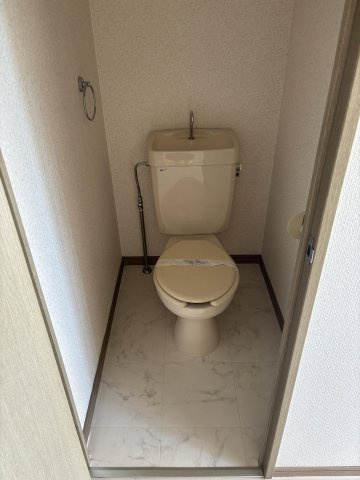 【トイレ】 | リバーシティ春日 | 別号室の写真になります。現況優先。