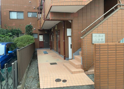 【エントランス】 | パレ・ドール町田上鶴間 | マンションのエントランスには、もともと風よけや防犯の役割がありますが、マンションによって宅配ボックスなどの設備が備わっている所もあります。日々の生活をイメージしながら生活しやすさをチェックしましょう。