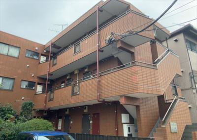 【現況写真】 | パレ・ドール町田上鶴間 | 道幅が広い場所は日当たりや風通が良好です。幅が広いのですれ違いも可能ですし大きな車でも駐車可能！一方で、大型車が通ることも多くなるため交通量の増加により騒音に繋がります。また土地の値段が高くなります。