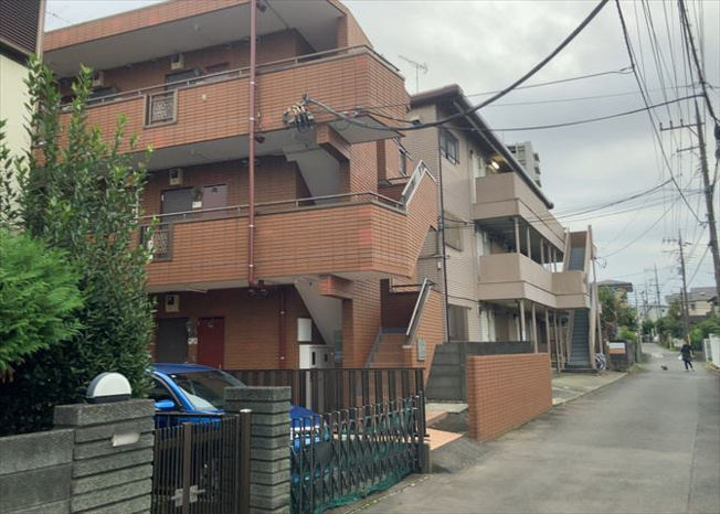 【外観】 | パレ・ドール町田上鶴間 | 外観はマンション管理がされているかの目安になります。築年数が古いと、壁面は劣化してひび割れが生じることも！建物が古びていても細かいところが修繕されていると、きちんと管理されているなぁと感じるでしょう。