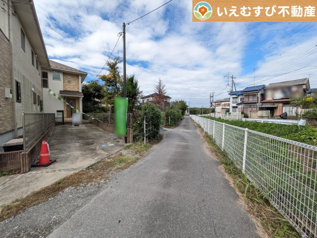加須市馬内　中古戸建の前面道路含む現地写真|充分な広さの4ｍ前面道路
間口が広くお車の出し入れも問題なく行えるスペースが確保されています♪