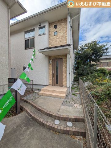 加須市馬内　中古戸建のエントランス|落ち着いた色づかいのエントランス
駐車場からアクセスの良いエントランス。雨の日や荷物が多くても安心の動線♪