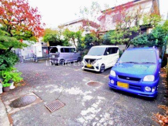 滝山房美ビルの駐車場