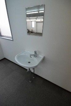 コイズミデザインビルの洗面所