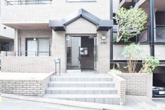 【エントランス】 | オートロックを備えた、マンションのエントランス。やはりセキュリティの観点は欠かすことができません。皆様を“安全”に送り出し、出迎えてくれます。～即日のご見学可能～　お問合せはお気軽にどうぞ。