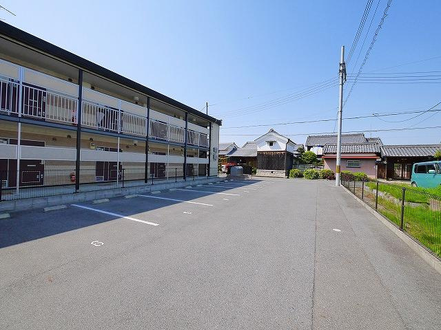 レオパレス城ノ内の駐車場|カースペースがあります