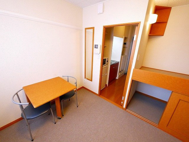 レオパレス城ノ内の寝室|落ち着いた色調の洋室です