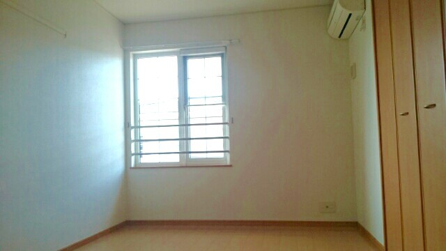 ローズアイズの洋室