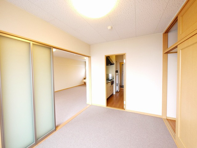 レオパレスヴィラージュＥの内装|きれいな洋室です