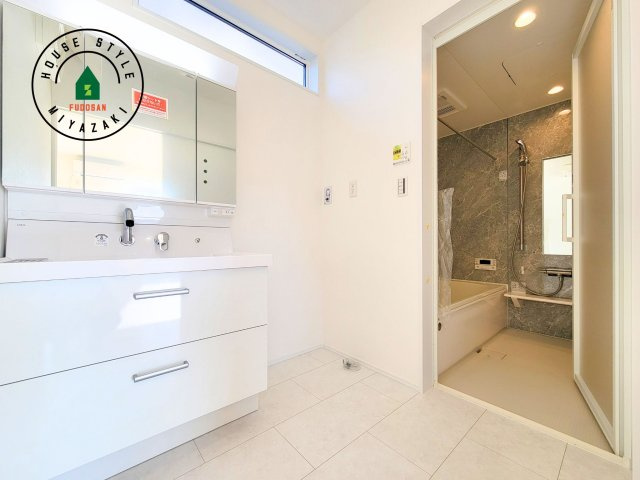 FelidiaGarden　宮崎市郡司分(2号棟）の脱衣所|ゆとりの洗面スペースで朝の身支度もスムーズに。暮らしを快適に変えるシャワー付洗面台です！